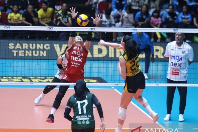 Pemain Jakarta Pertamina Enduro Tisya Amallya Putri (kanan) berusaha mengambil bola saat laga melawan Bandung bjb Tandamata pada lanjutan putaran Proliga 2026.