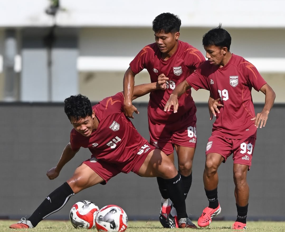 Skuad Borneo FC sedang latihan.