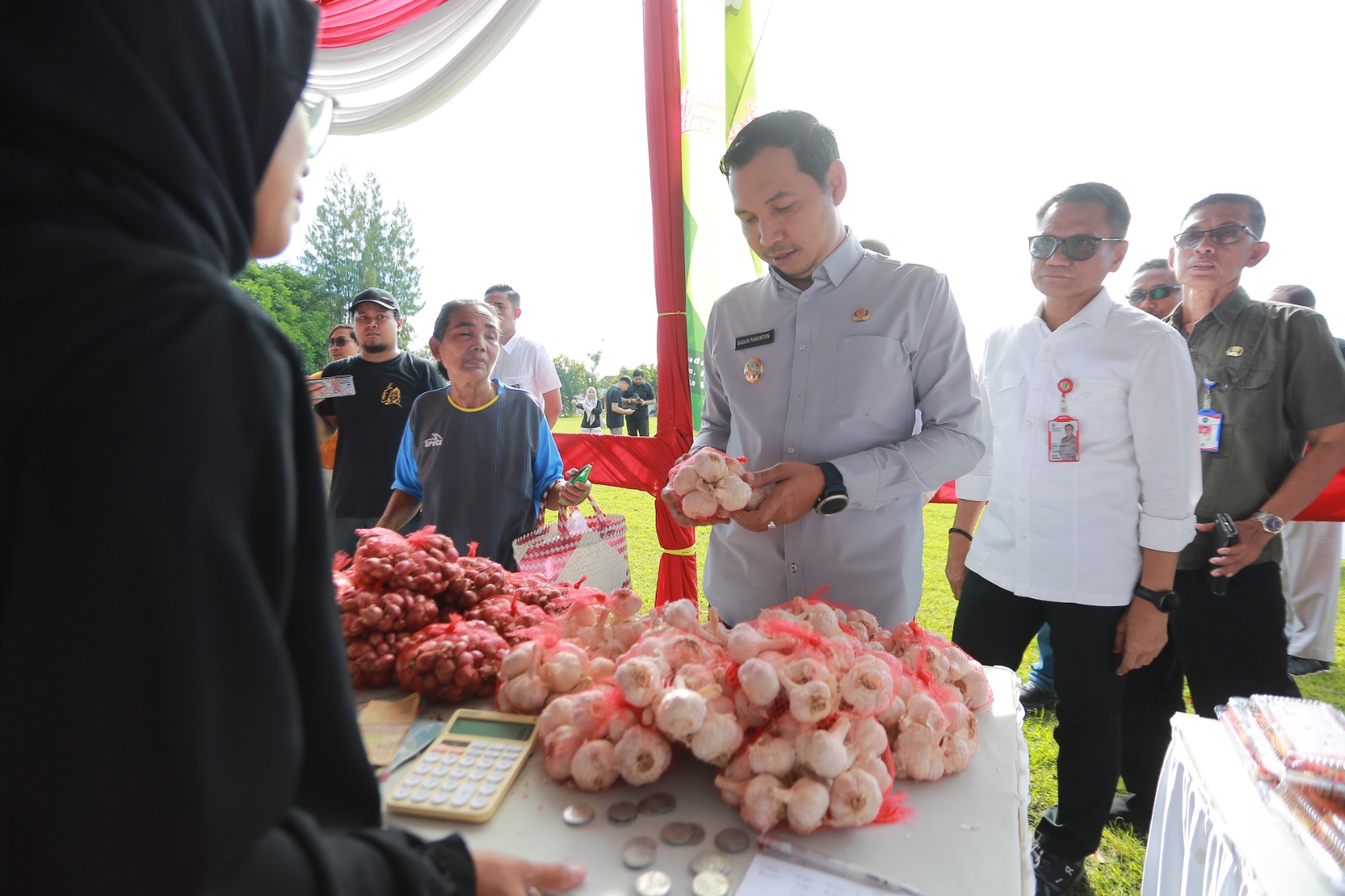 OPERASI PASAR: Pemprov Jatim menggelar Gerakan Pangan Murah di Lapangan Rejomulyo sebagai upaya menjaga stabilitas harga bahan pokok menjelang Lebaran. BAGAS BIMANTARA/RADAR MADIUN