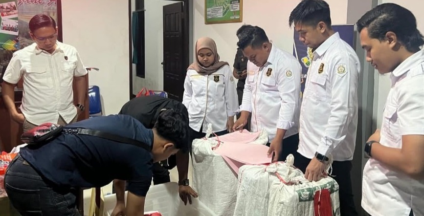 MENUMPUK: Barang bukti kasus KSPPS MSI yang dilimpahkan polisi kepada jaksa mencakup uang tunai, dokumen penting, dan aset lainnya. FOTO: ISTIMEWA