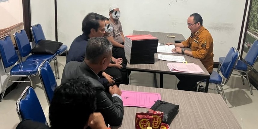 PELIMPAHAN: Polres Magetan melimpahkan dua tersangka dan barang bukti kasus KSPPS MSI kepada Kejari Magetan. FOTO: ISTIMEWA