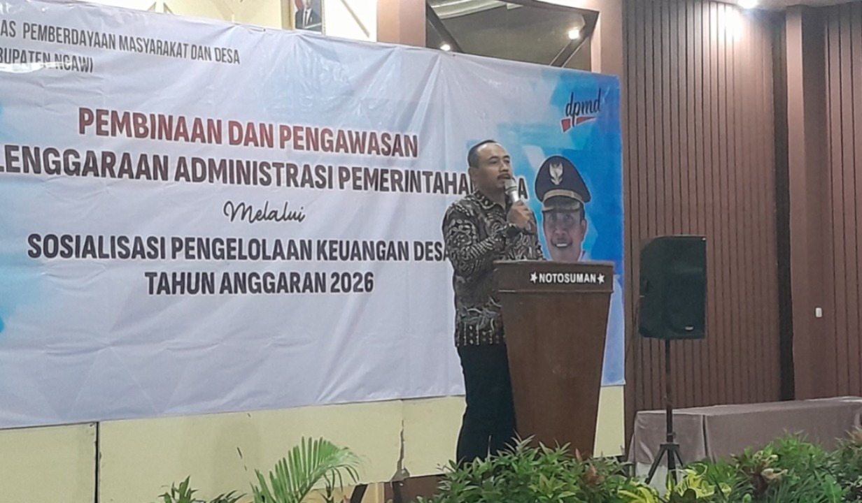 SOSIALISASI: Bupati Ngawi Ony Anwar Harsono memberikan penjelasan kepada pemerintah desa terkait pencairan dana desa dan ADD. FOTO: ASEP SYAEFUL/RADAR NGAWI