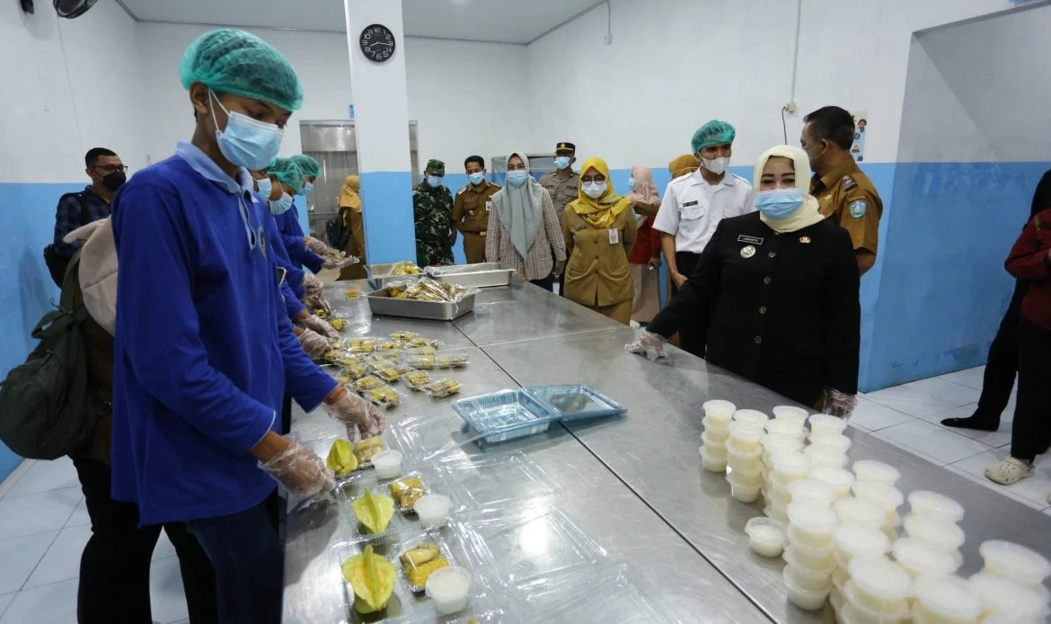 SIDAK: Plt Bupati Ponorogo Lisdyarita meninjau dapur SPPG di Balong dan Sampung untuk memastikan kualitas menu program MBG. FOTO: SUGENG DWI N/RADAR PONOROGO