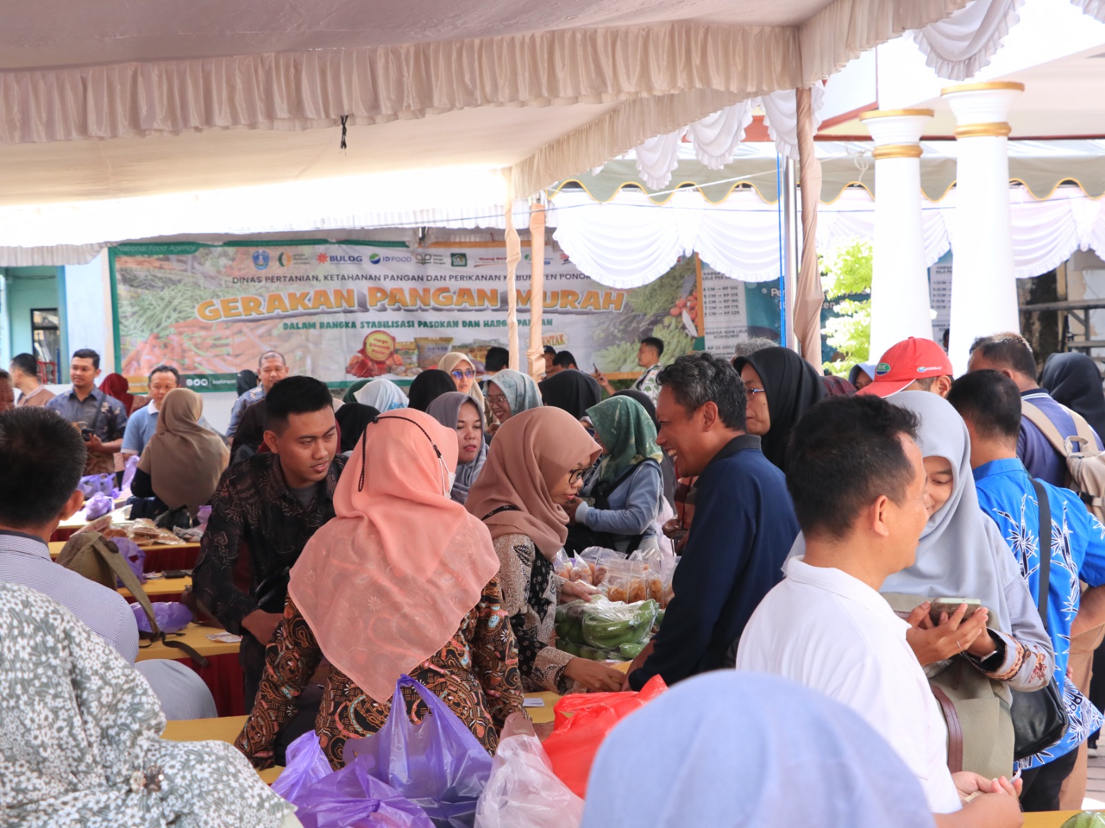 OPERASI PASAR: Warga menyerbu Gerakan Pangan Murah di Ponorogo untuk membeli sembako dengan harga lebih murah. FOTO: SUGENG DWI N/RADAR PONOROGO