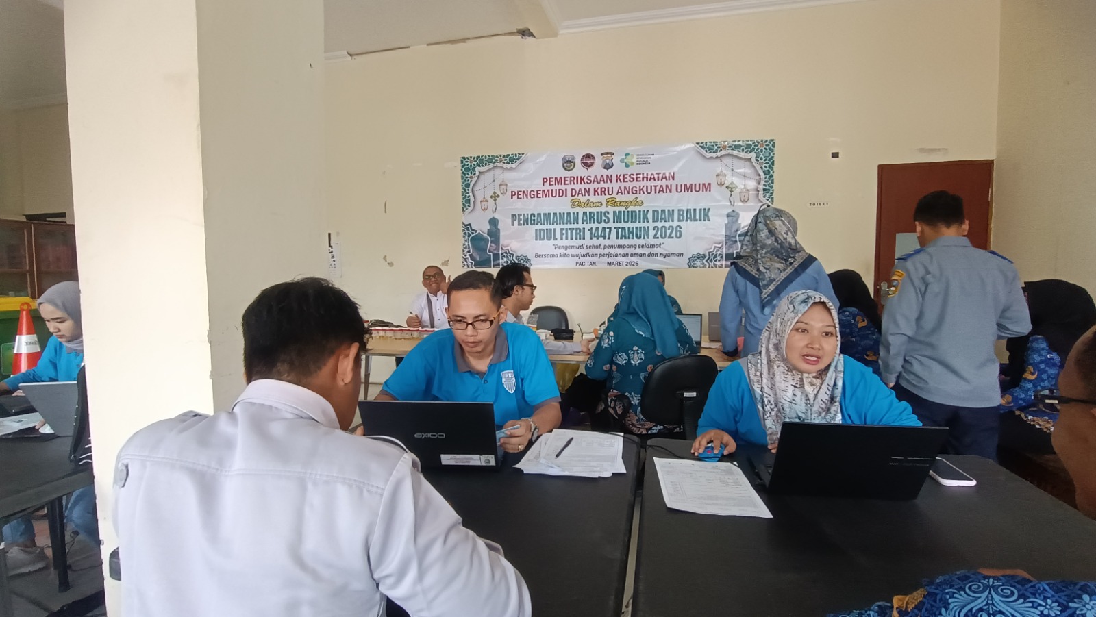 PEMERIKSAAN: Sopir dan kru bus menjalani tes kesehatan di Terminal Pacitan menjelang arus mudik Lebaran. NUR CAHYONO/RADAR PACITAN