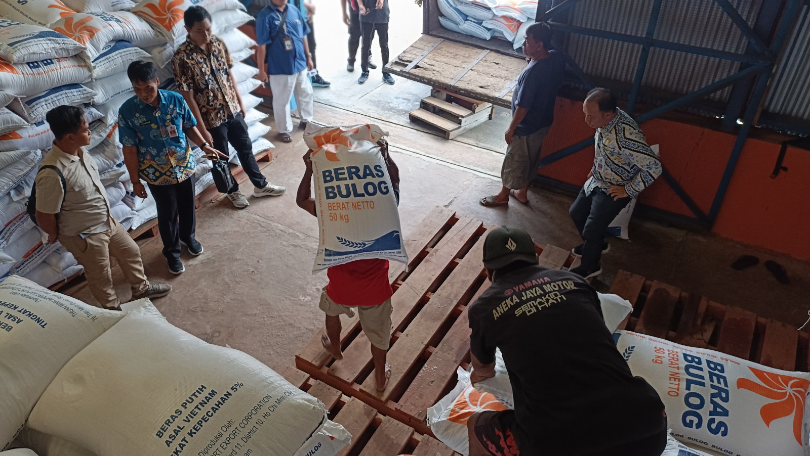 PANGAN AMAN: Pemkab Pacitan memastikan stok beras aman menjelang Ramadan dan Lebaran karena produksi daerah masih surplus. FOTO: NUR CAHYONO/RADAR PACITAN