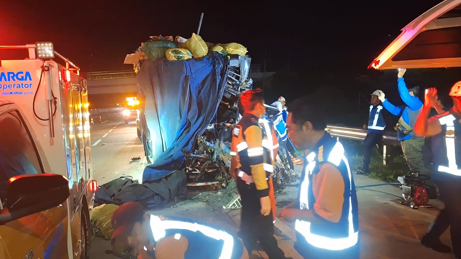 KECELAKAAN: Petugas mengevakuasi korban kecelakaan dua truk di Tol Ngawi&ndash;Solo KM 579 wilayah Jururejo. FOTO: ISTIMEWA
