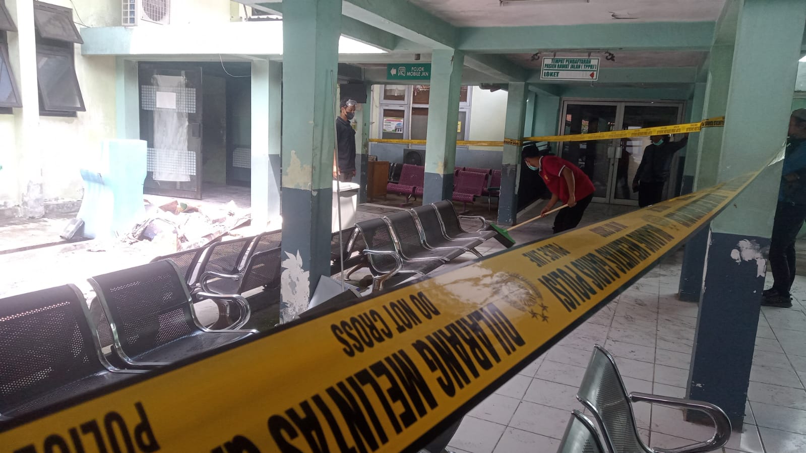 KEBAKARAN: Petugas RSUD Caruban memadamkan api yang muncul dari ruang loket pendaftaran poli rawat jalan. FOTO: ISTIMEWA