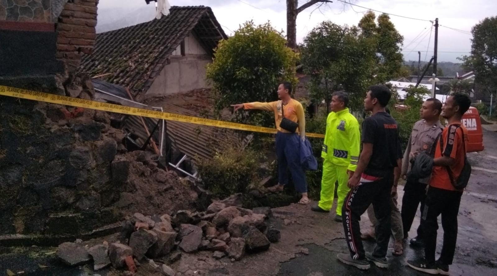 LONGSOR: Talud pondasi rumah di Dusun Bulusari, Desa Jabung, Panekan, Magetan longsor setelah diguyur hujan selama beberapa jam. FOTO: ISTIMEWA