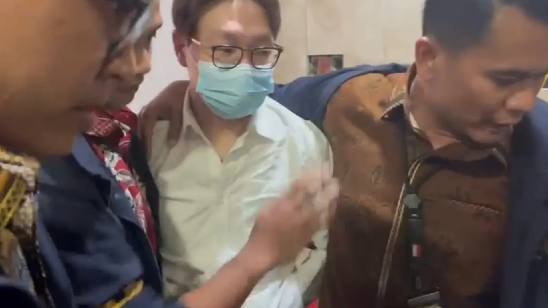 DITAHAN: Dokter sekaligus influencer Richard Lee digiring penyidik ke Rutan Salemba cabang Polda Metro Jaya.