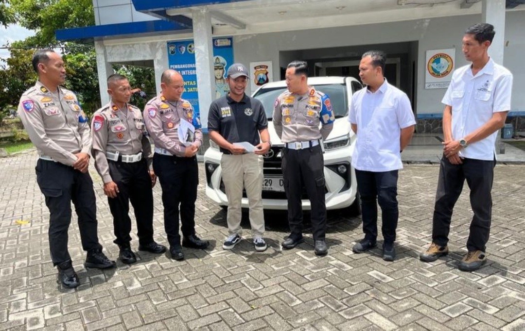 PENANGKAPAN: Polisi menyerahkan barang bukti ke pemiliknya usai menangkap dua pelaku penggelapan mobil rental di rest area Tol Solo&ndash;Ngawi wilayah Paron.