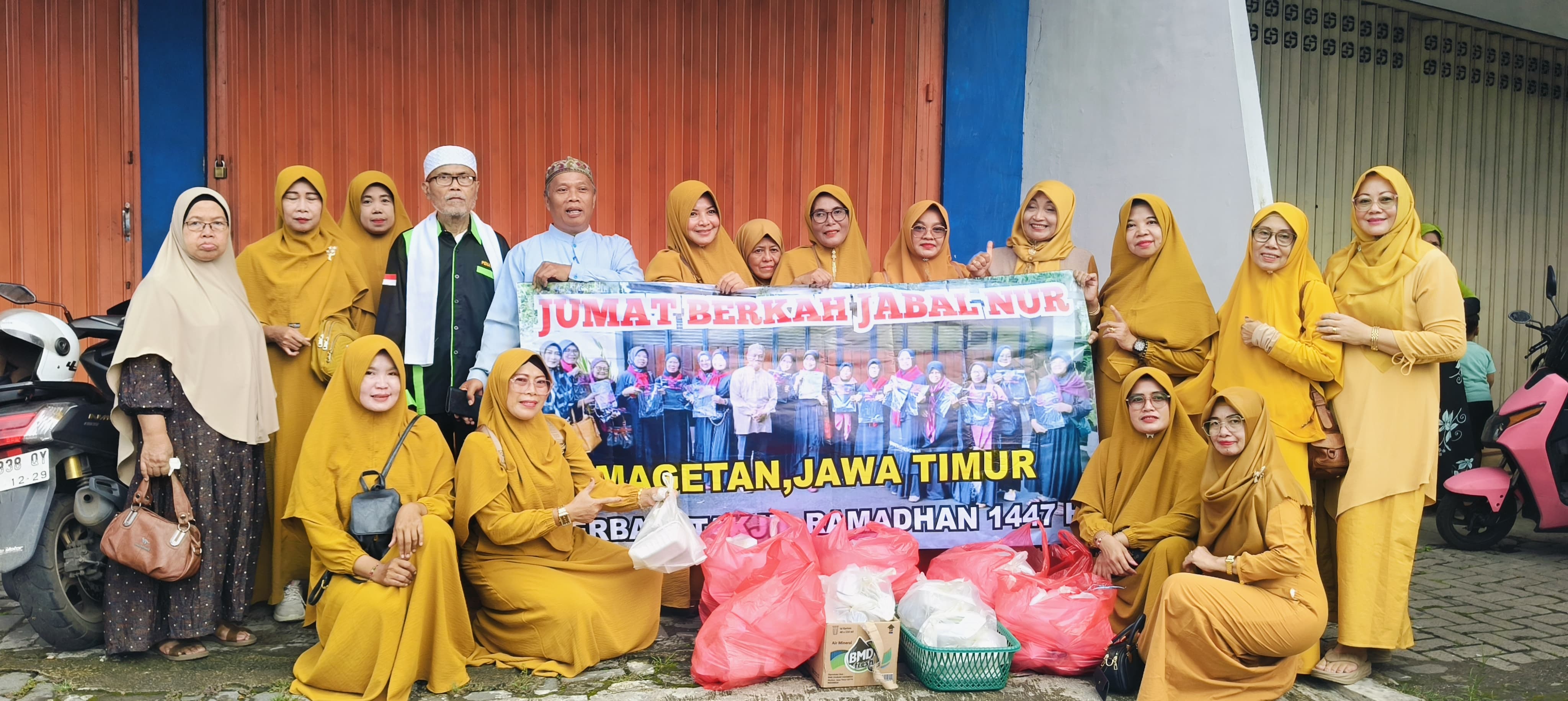 Komunitas Jabal Nur Magetan bagikan 500 nasi boks.