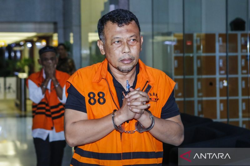 Mantan Bupati Ponorogo Sugiri Sancoko berjalan menuju mobil tahanan usai menjalani pemeriksaan di Gedung Merah Putih KPK, Jakarta, Selasa (6/1).