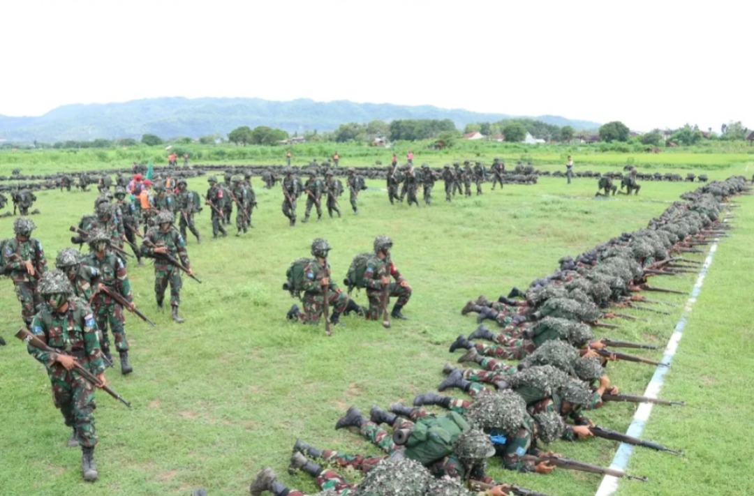 TENTARA: Prajurit mengikuti latihan militer sebelum ditempatkan dalam pembangunan Batalyon Teritorial di Pacitan. FOTO: ISTIMEWA