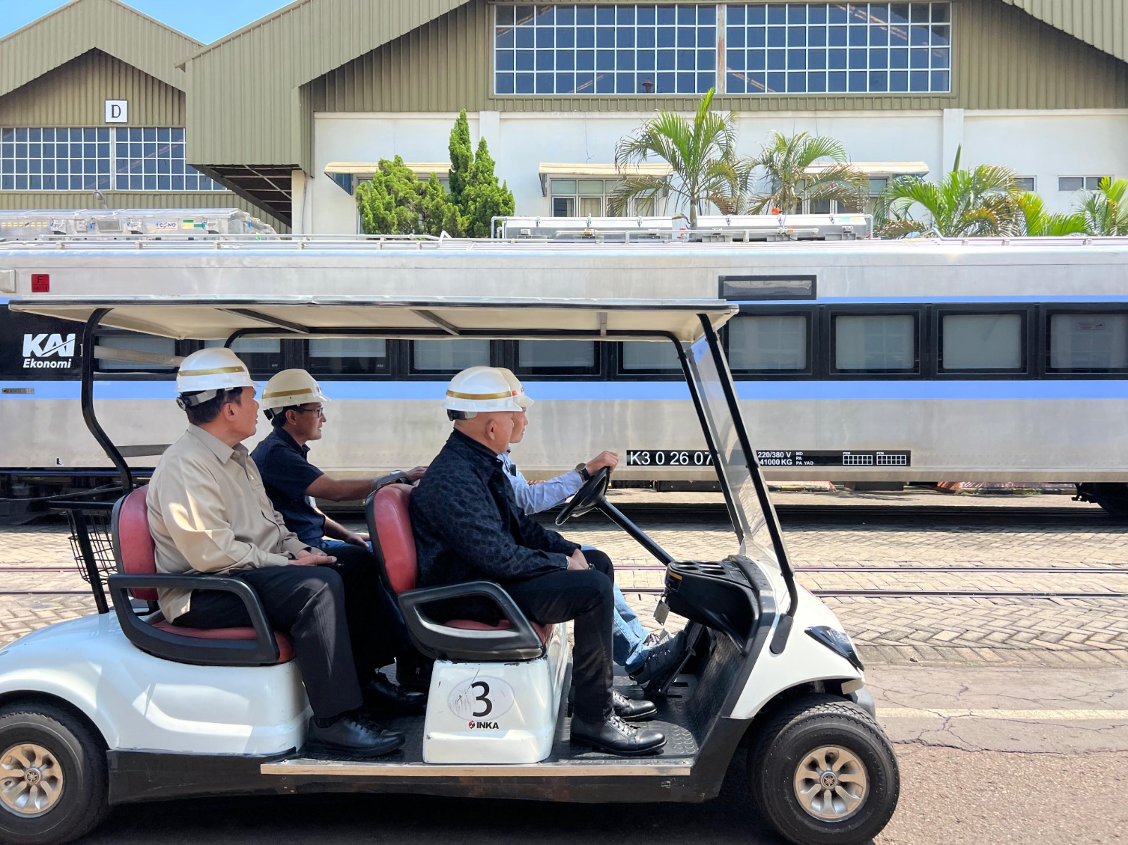 TRANSPORTASI DARAT: Kereta generasi baru pesanan PT KAI dalam proses finishing di pabrik PT INKA Madiun. FOTO: ISTIMEWA
