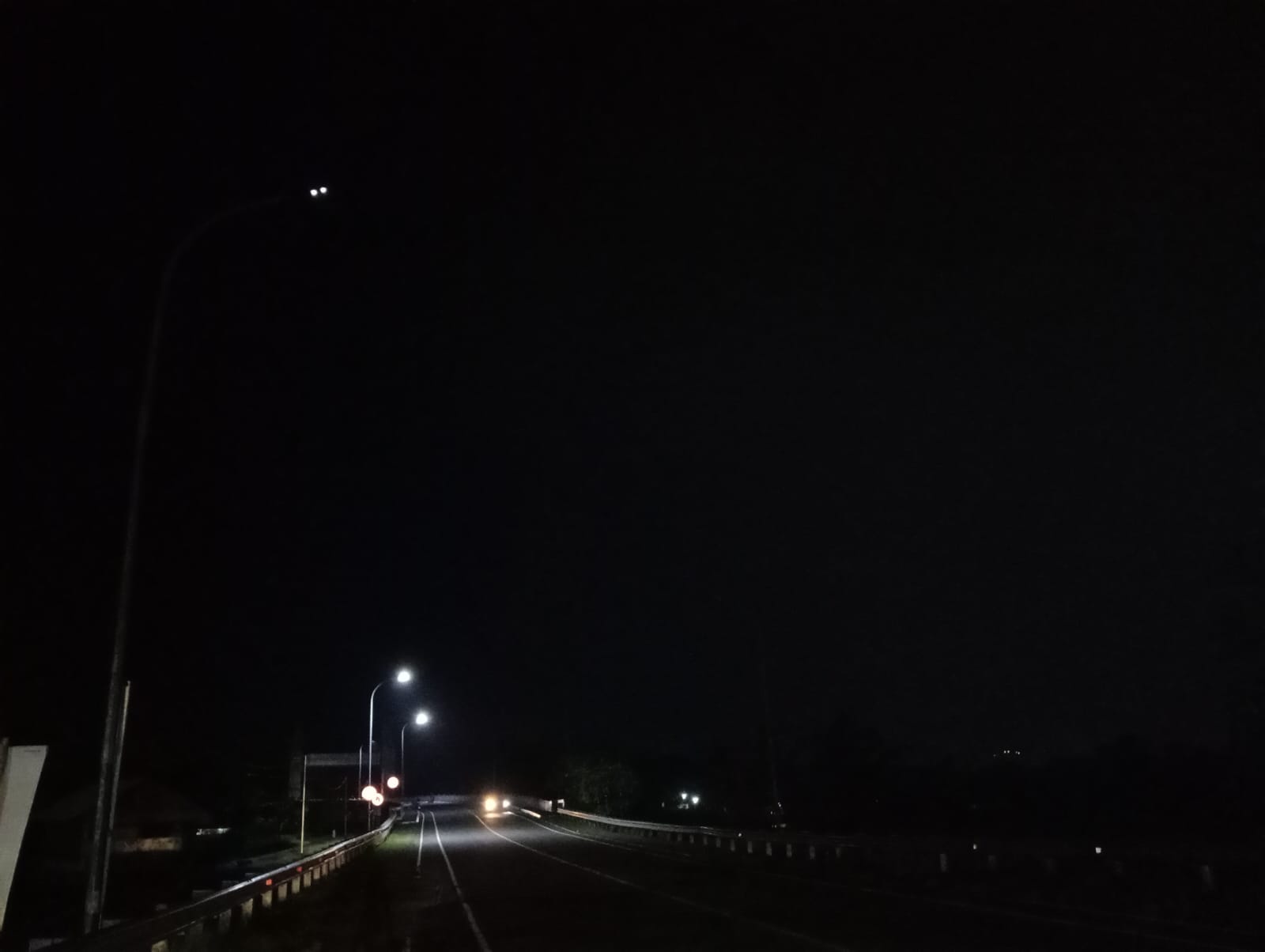GELAP: Kondisi penerangan jalan umum di Pacitan. Dishub mencatat 381 titik lampu jalan mati menjelang arus mudik Lebaran. NUR CAHYONO/RADAR PACITAN