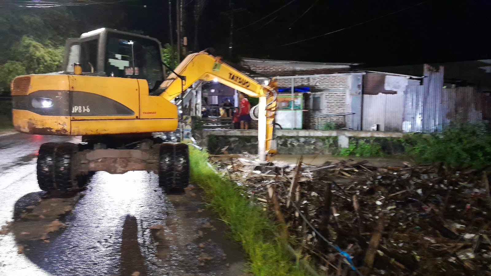 BANJIR: Tumpukan sampah menyumbat Kali Piring di bawah Jembatan Bok Malang hingga memicu luapan air. FOTO: BPBD MAGETAN