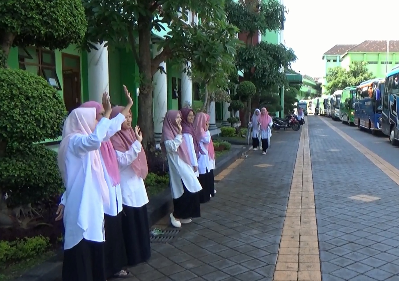 MUDIK: Santri Ponpes Darul Huda Mayak bersiap pulang kampung menggunakan armada bus menjelang Lebaran. FOTO: SUGENG DWI N/RADAR PONOROGO