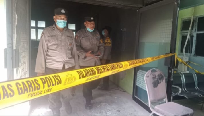 KEBAKARAN: Loket pendaftaran poli rawat jalan RSUD Caruban terbakar dan saat ini masih dalam penyelidikan kepolisian. FOTO: ISTIMEWA