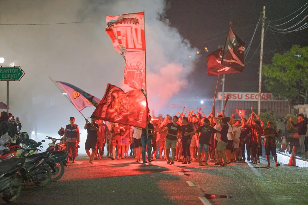TRADISI SAAT RAMADAN: Penampilan peserta ronthek gugah sahur yang menjadi tradisi masyarakat Pacitan setiap Ramadan. NUR CAHYONO/RADAR PACITAN