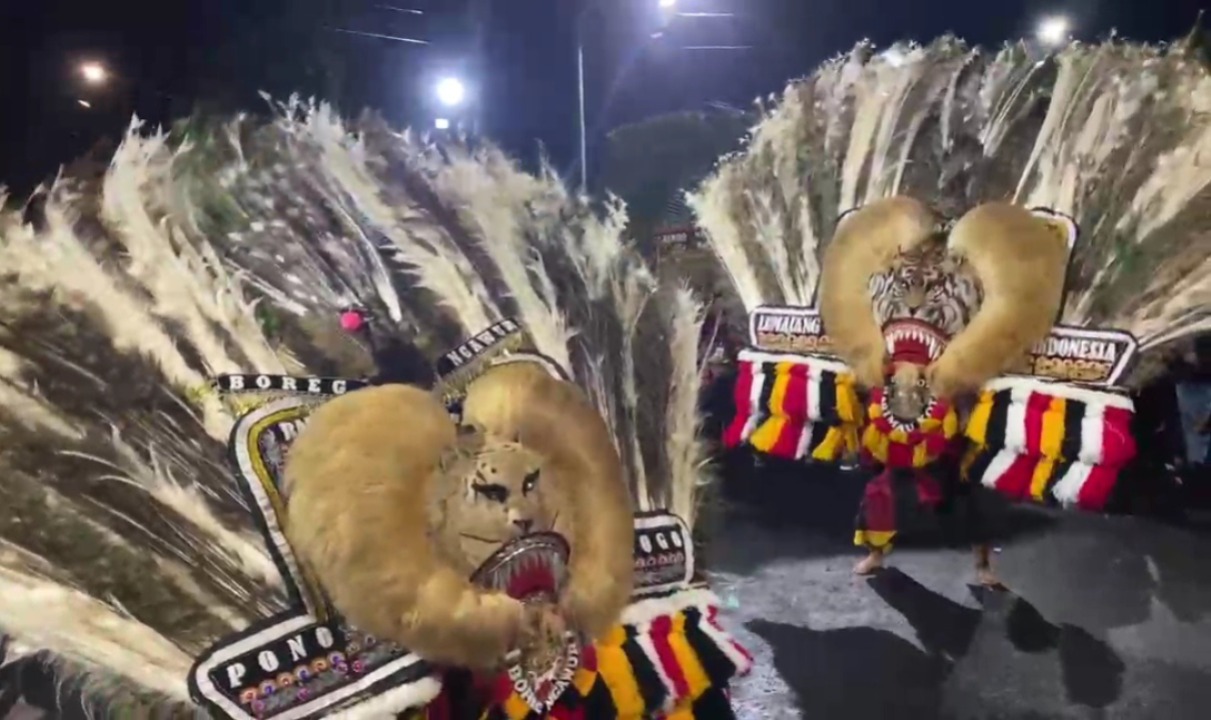 BERKESENIAN: Seniman reog dari berbagai paguyuban tampil dalam Tadarus Budaya di Jalan Teuku Umar Ngawi. ASEP SYAEFUL/RADAR NGAWI
