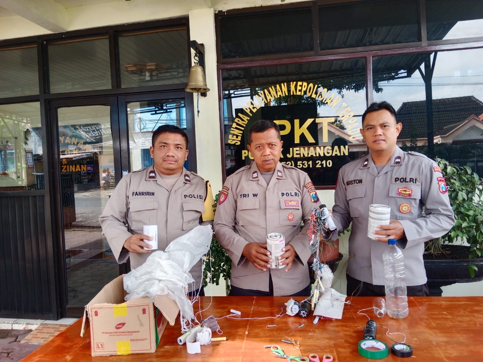 MERESAHKAN: Polisi mengamankan balon udara dan petasan yang hendak diterbangkan di Desa Ngrupit, Kecamatan Jenangan, Ponorogo. FOTO: POLSEK JENANGAN