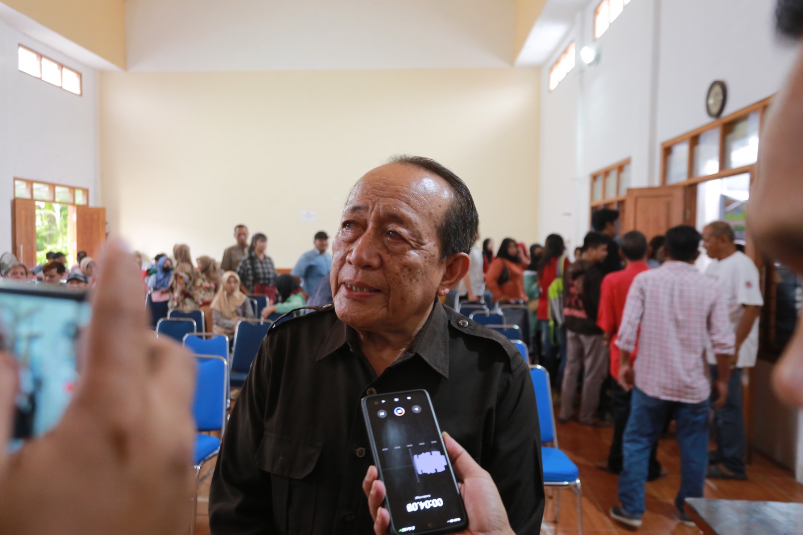 Ketua DPC PDI Perjuangan Kota Madiun Sutardi menegaskan kader PDIP dilarang terlibat pengelolaan program MBG. BAGAS BIMANTARA/RADAR MADIUN