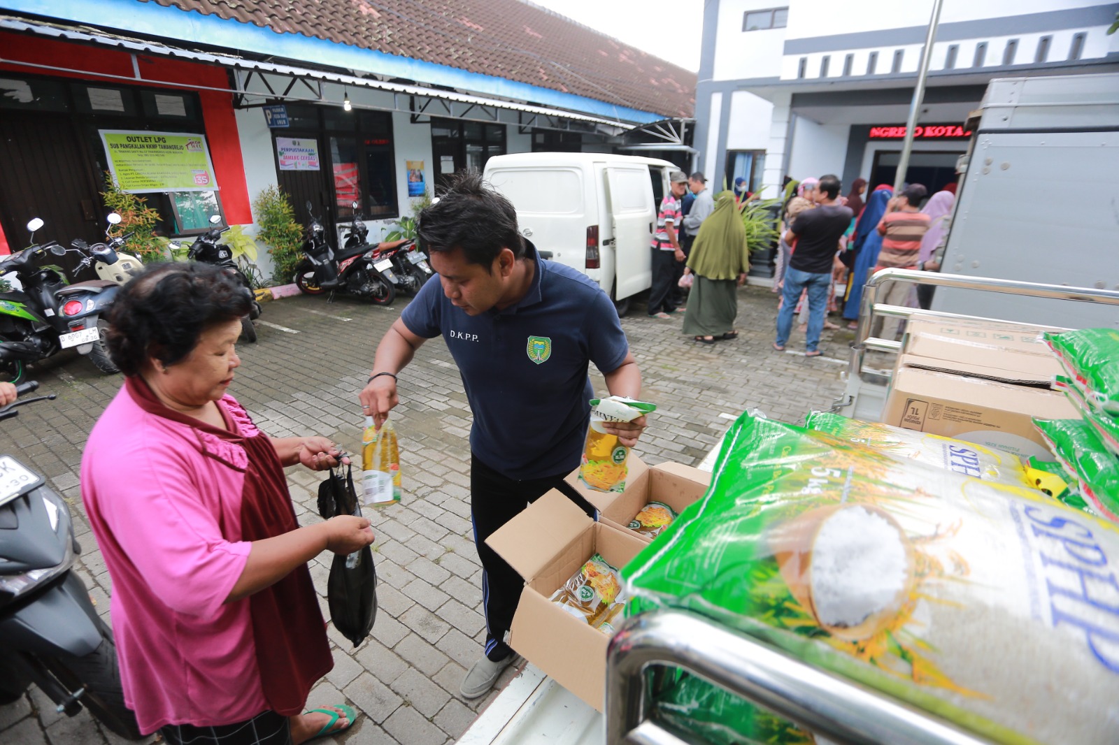 PASAR MURAH: Warga antre membeli bahan pokok dalam Gerakan Pangan Murah di Kelurahan Tawangrejo, Kota Madiun. BAGAS BIMANTARA/RADAR MADIUN