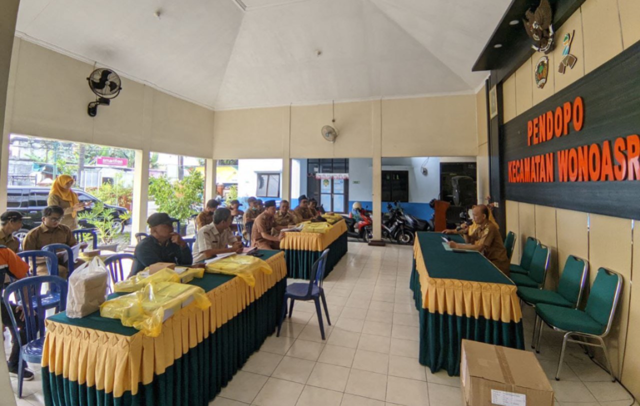 GERAK CEPAT: Petugas Bapenda Kabupaten Madiun mendistribusikan SPPT PBB-P2 tahun pajak 2026 ke desa dan kelurahan melalui kantor kecamatan. FOTO: ISTIMEWA