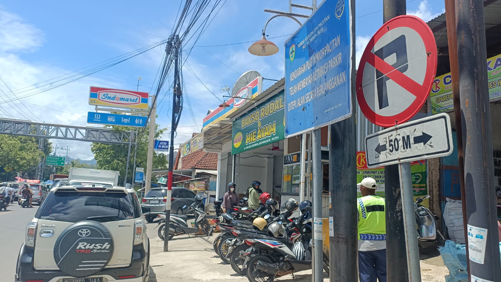 ILUSTRASI PARKIR: Dishub Pacitan menegaskan kendaraan berplat Pacitan yang mengikuti program parkir berlangganan tidak wajib membayar parkir. NUR CAHYONO/RADAR PACITAN