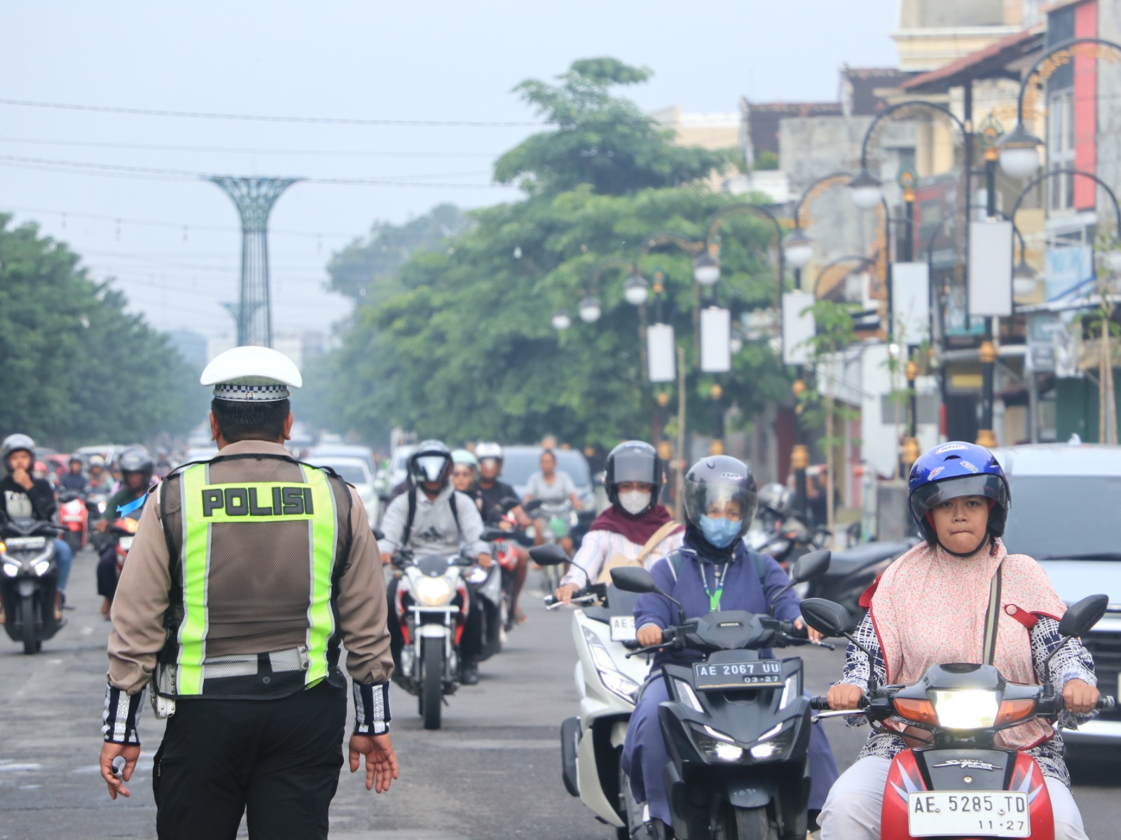 PENGAWASAN: Petugas mengatur arus lalu lintas di Jalan Urip Sumoharjo, Ponorogo. SUGENG DWI N/RADAR PONOROGO