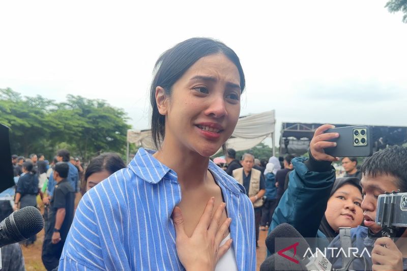 Anya Geraldine menjawab pertanyaan awak media seusai menghadiri pemakaman Vidi Aldiano di TPU Tanah Kusir, Jakarta Selatan, Minggu (8/3).