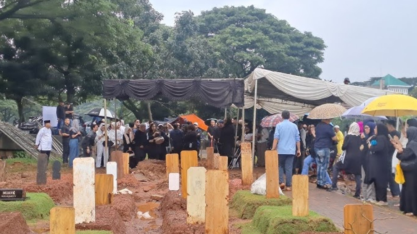 Prosesi pemakaman Vidi Aldiano di TPU Tanah Kusir, Minggu (8/3).
