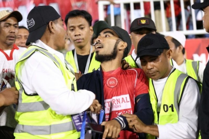 Wartawan dikerumuni petugas saat menjalankan tugas peliputan di laga BRI Super League antara Malut United FC vs PSM Makassar di Stadion Gelora Kie Raha, Ternate.
