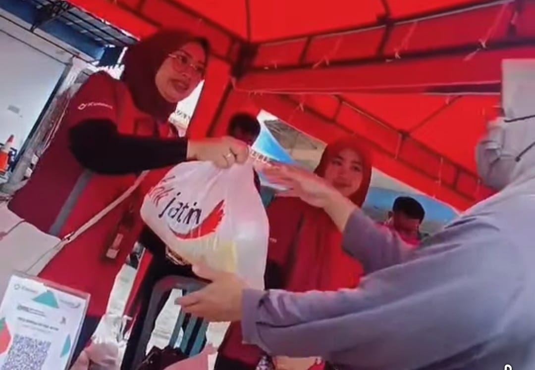 SEMBAKO MURAH: Pengunjung bisa menebus paket sembako dengan harga terjangkau di stan bazar UMKM Ramdan Kareem Bank Jatim Ngawi.