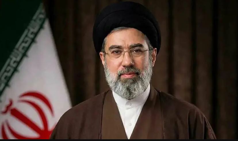 Mojtaba Khamenei resmi menggantikan ayahnya sebagai Pemimpin Tertinggi di tengah ancaman AS dan Israel.