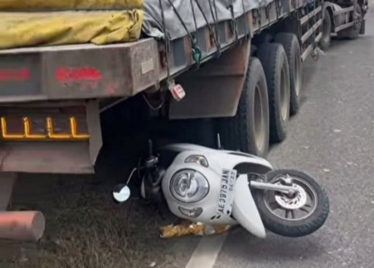 KECELAKAAN: Sepeda motor tertabrak truk trailer yang mundur di tanjakan Ngantru, Jalan Raya Ngawi&ndash;Bojonegoro.