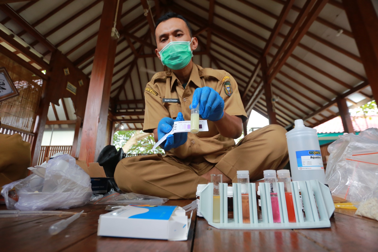 SIDAK TAKJIL: Petugas kesehatan memeriksa sampel makanan dan minuman takjil di kawasan Bantaran Madiun. BAGAS BIMANTARA/RADAR MADIUN
