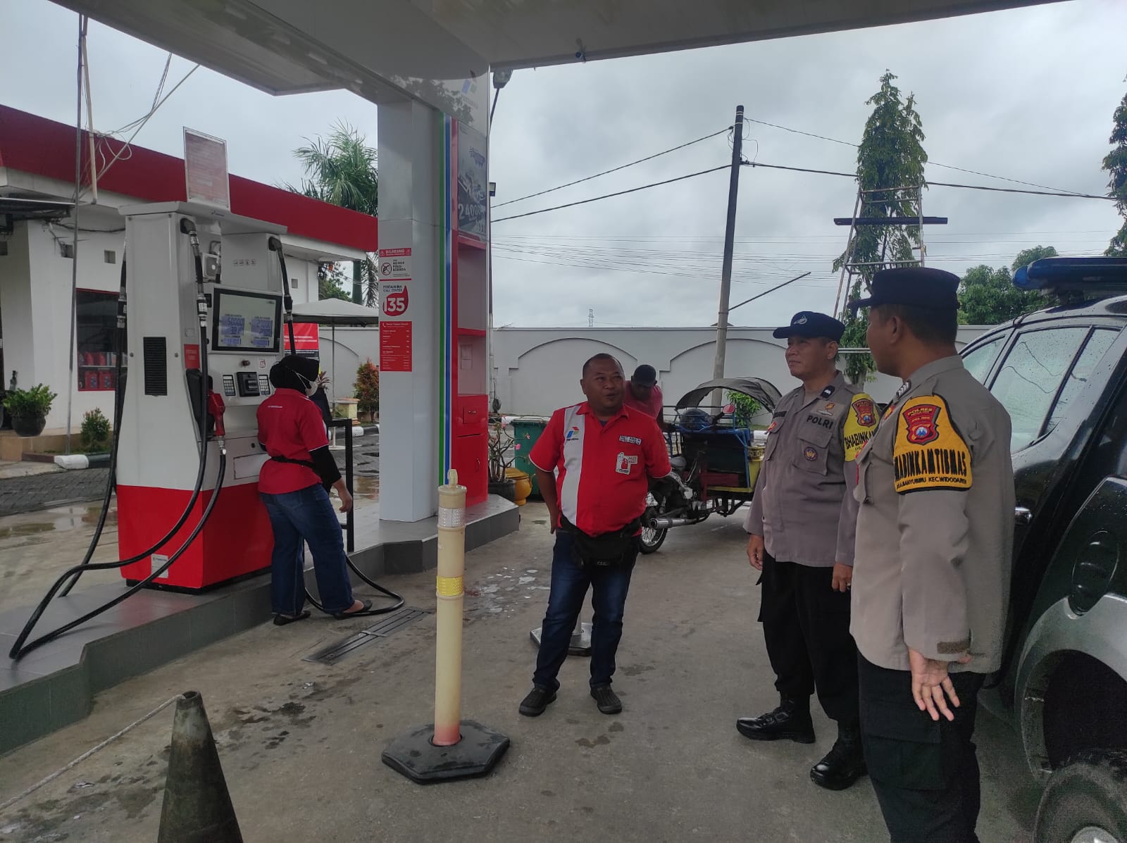 KLAIM AMAN: Petugas kepolisian mengecek stok BBM di salah satu SPBU di Ngawi untuk memastikan ketersediaan bahan bakar. ASEP SYAEFUL/RADAR NGAWI