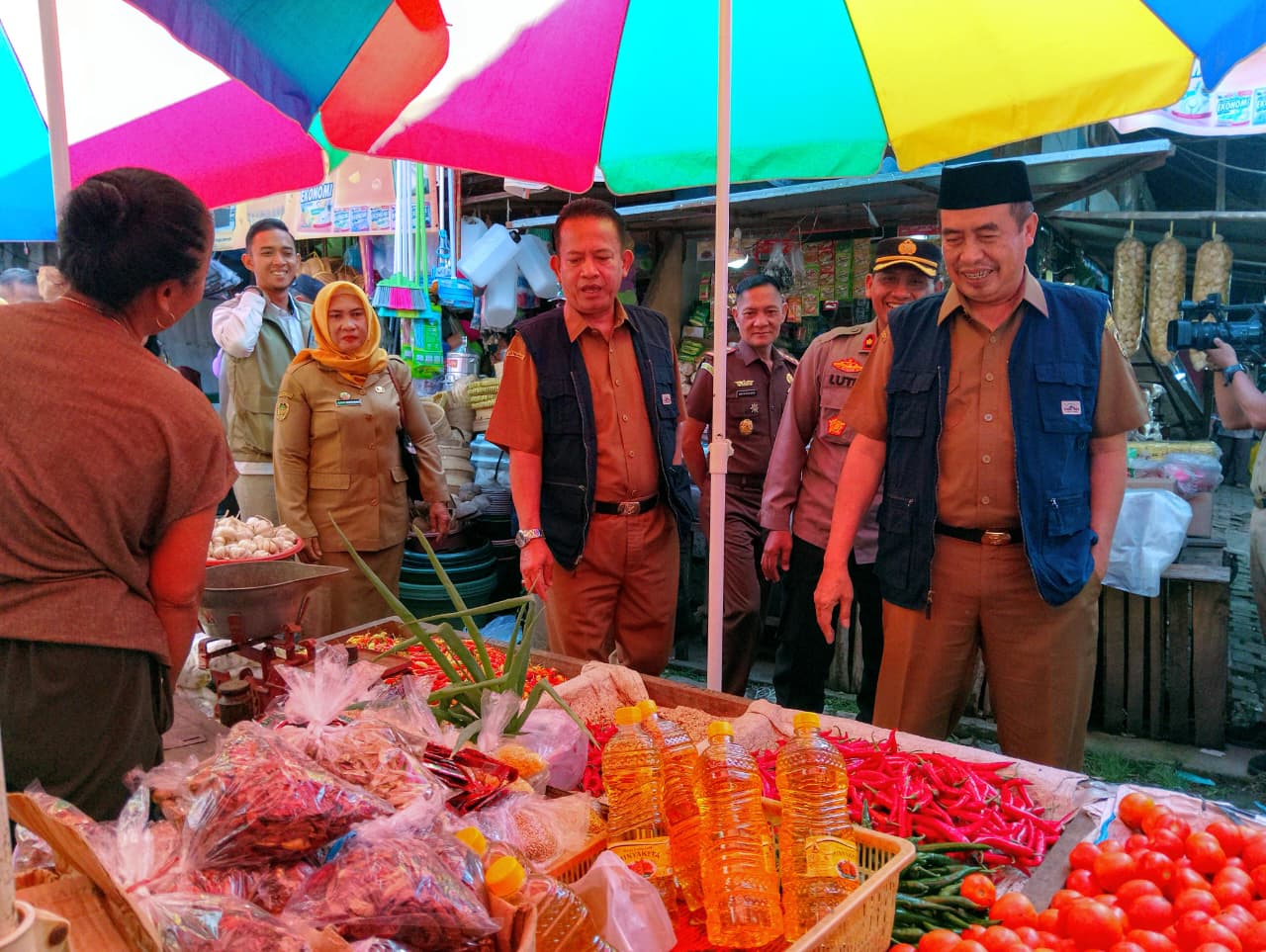 PANTAU PASOKAN: Pinca Bulog Cabang Madiun Agung Sarianto memastikan stok beras aman menjelang Lebaran. LODITYA FERNANDES/RADAR MADIUN