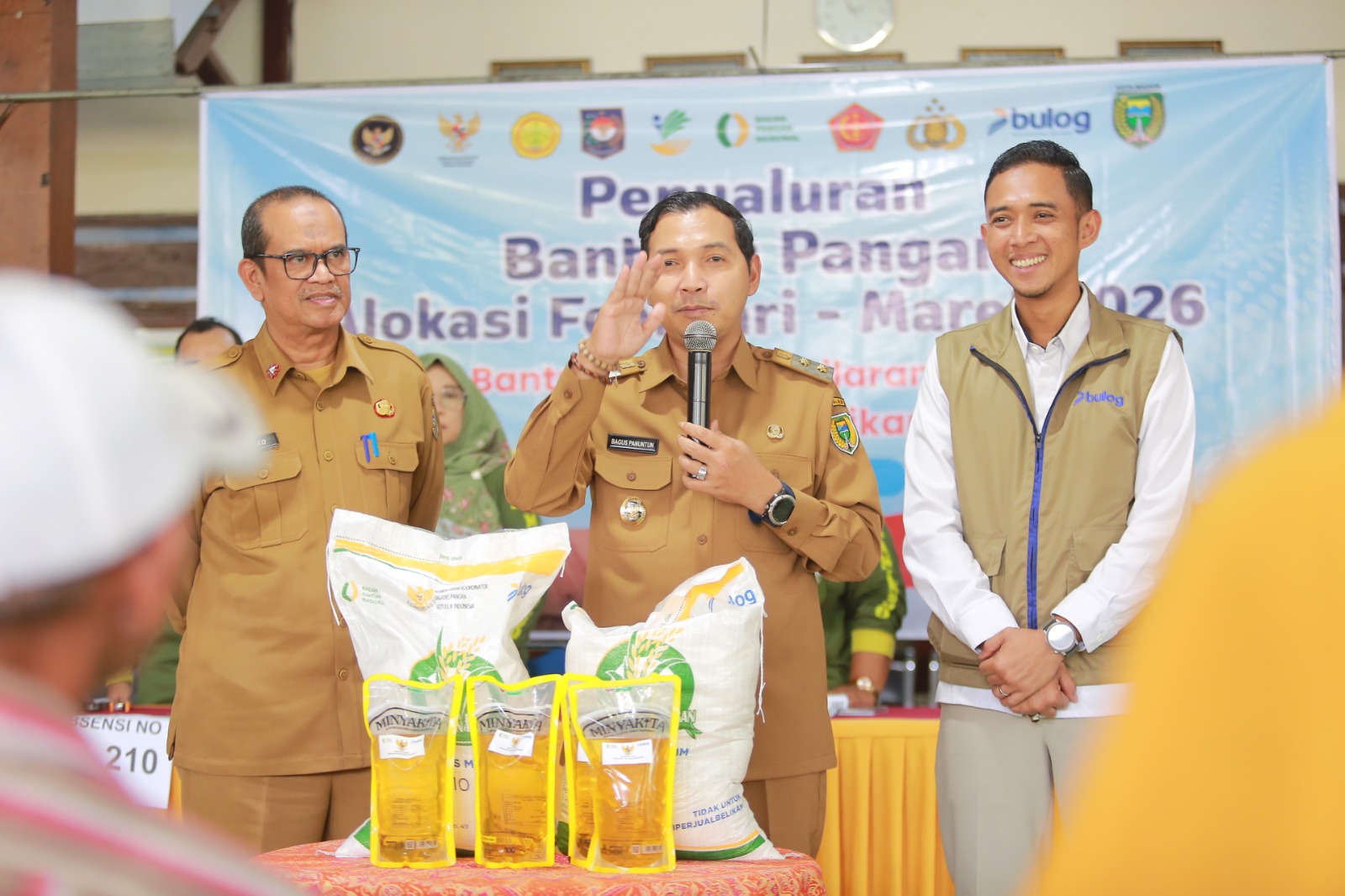 BANTUAN PANGAN: Warga antre menerima bantuan beras dan minyak goreng menjelang Lebaran di Kelurahan Manisrejo. BAGAS BIMANTARA/RADAR MADIUN