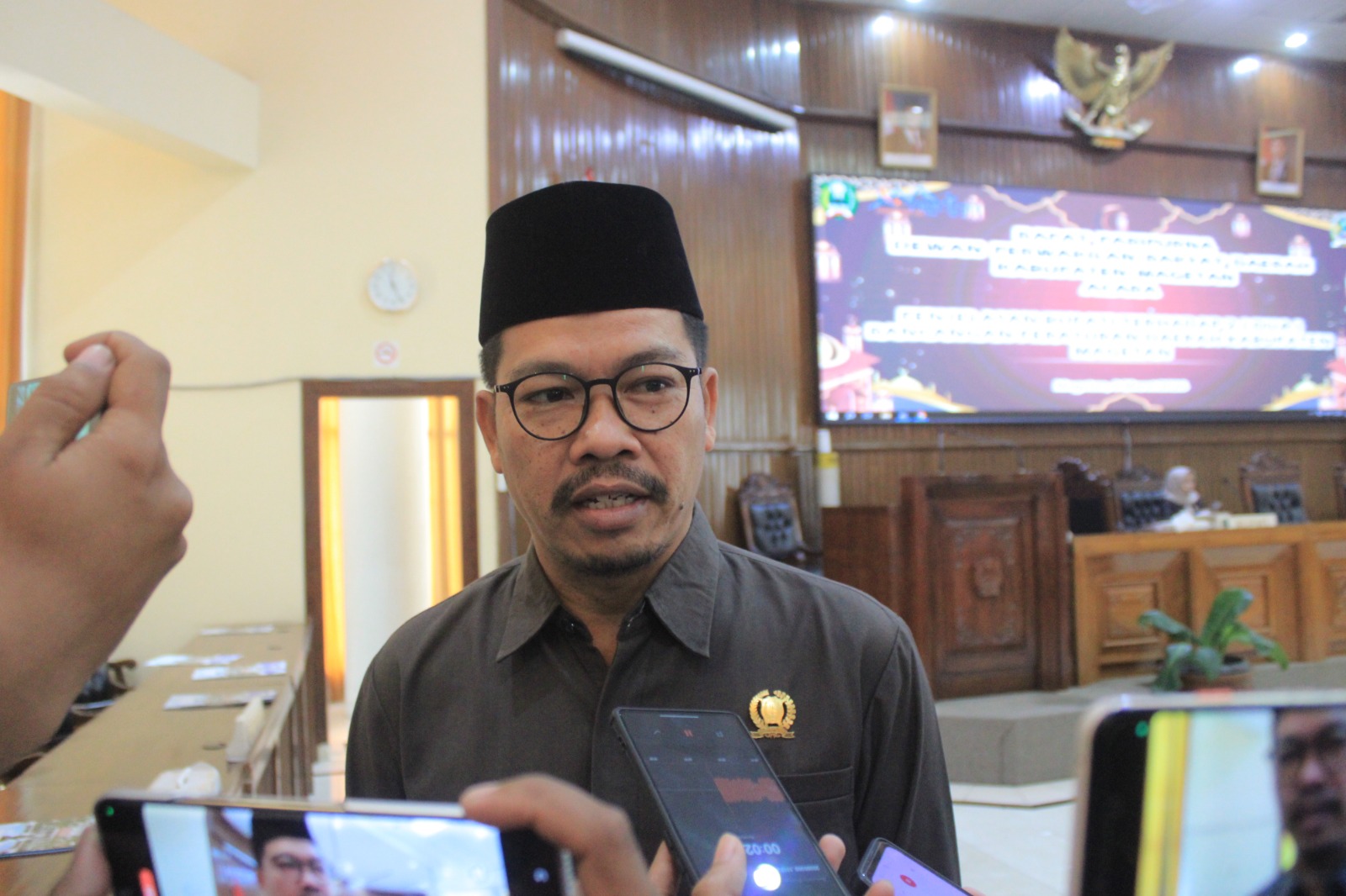 PARIPURNA DPRD: Ketua DPC PKB Magetan Suratno membacakan usulan PAW Nur Wakhid dalam rapat paripurna DPRD. AJI PUTRA/RADAR MAGETAN