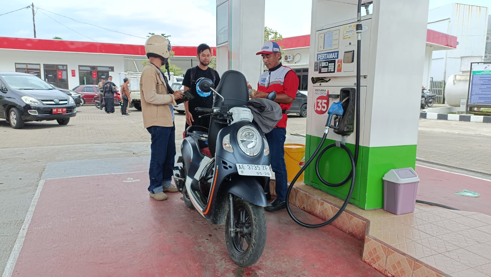 Warga sedang memveli BBM di salah satu SPBU. (Radar Madiun)