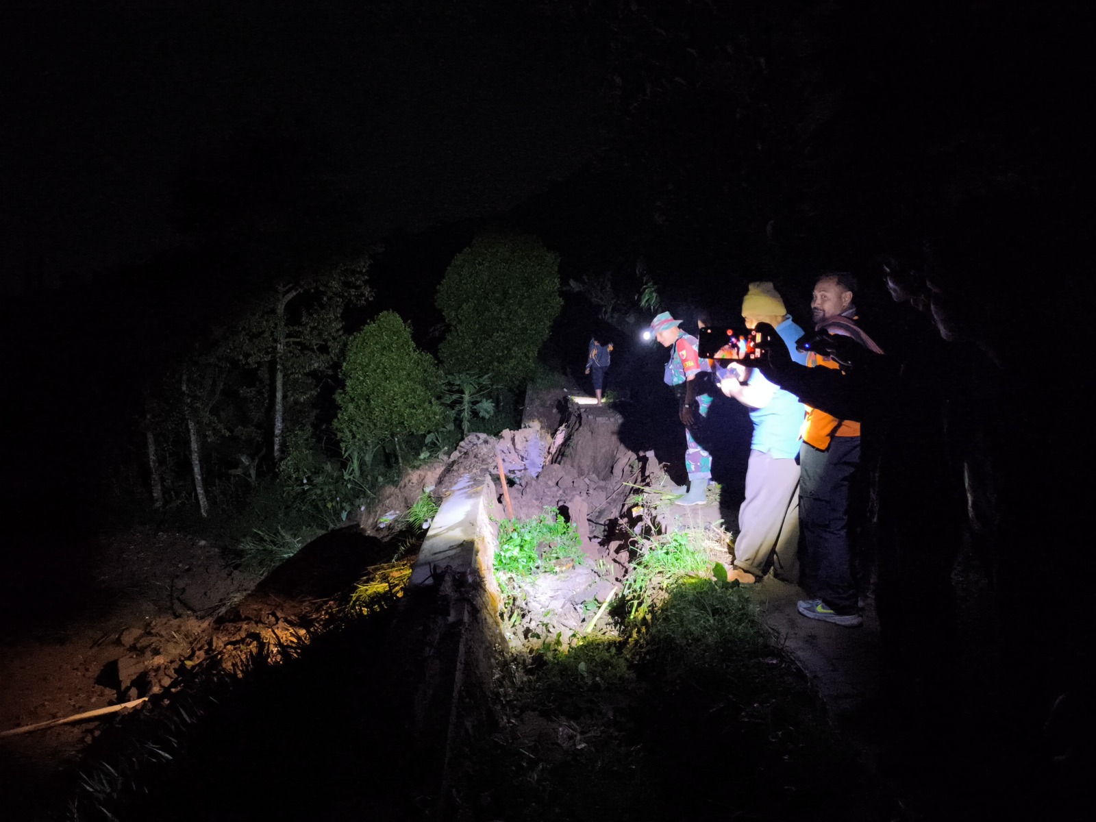Material longsor menutup sebagian badan jalan serta merusak beberapa rumah warga di Kecamatan Poncol, Magetan setelah hujan mengguyur lebih dari tiga jam. AJI PUTRA/RADAR MAGETAN