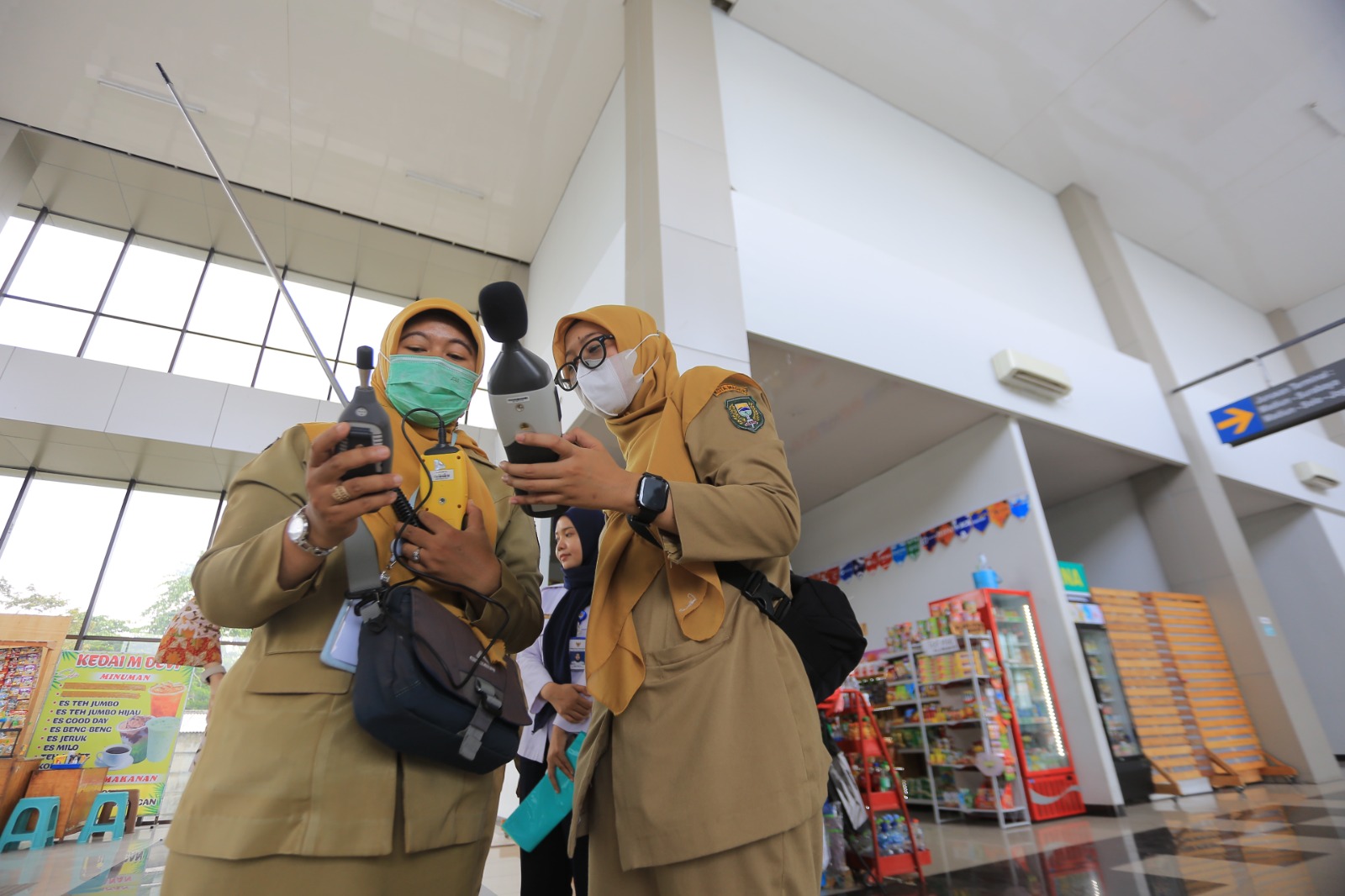 CEK LINGKUNGAN: Dinkes Jatim dan Dinkes PPKB Kota Madiun melakukan uji kualitas air, udara, dan pangan di Terminal Purbaya serta Stasiun Madiun jelang mudik Lebaran. BAGAS BIMANTARA/RADAR MADIUN