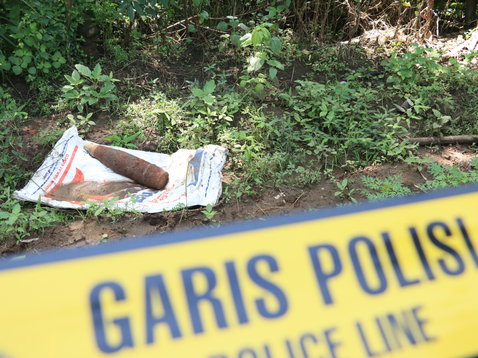 Tim Jibom Gegana Satbrimob Polda Jatim memusnahkan mortir temuan warga di kawasan hutan Kucur, Kecamatan Badegan, Ponorogo, Senin (9/3). SUGENG DWI N/RADAR PONOROGO