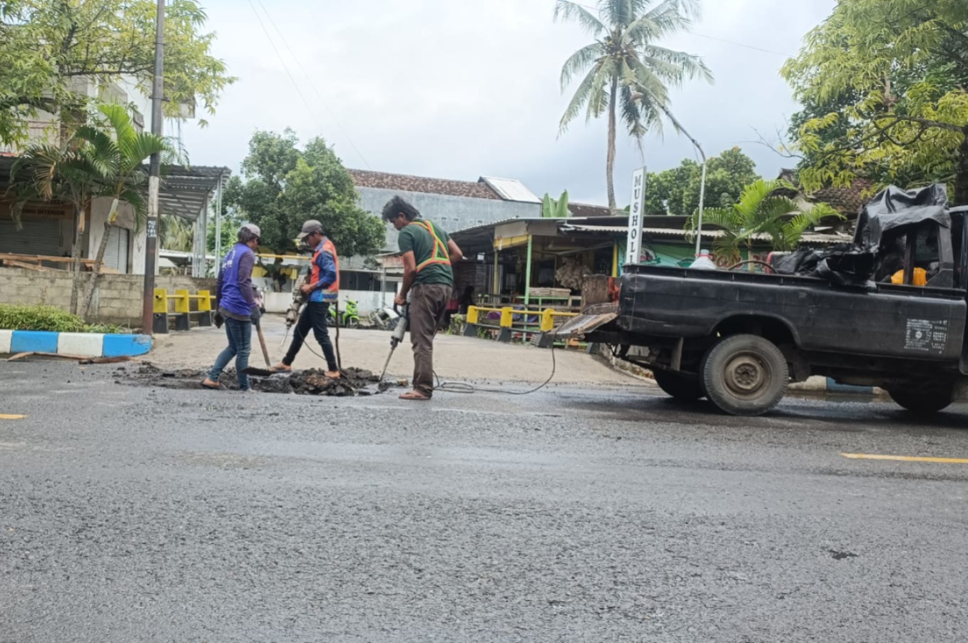 Pekerja menambal lubang di salah satu ruas jalan provinsi di Pacitan menjelang arus mudik Lebaran 2026. NUR CAHYONO/RADAR PACITAN
