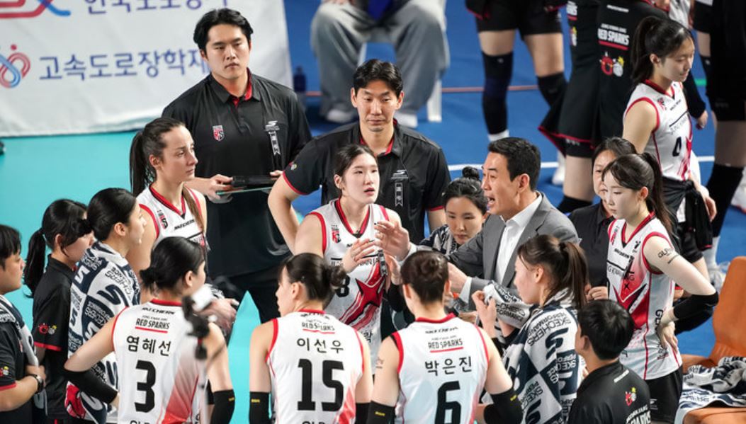 Para pemain Red Sparks menyimak instruksi pelatih Ko Hee Jin di liga voli Korea atau V-League musim ini.