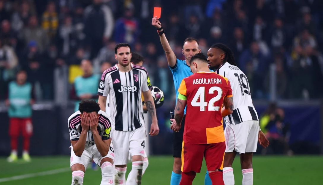 Bek Juventus Llyod Kelly menerima kartu merah di laga lawan Galatasaray Liga Champions 2025/26.