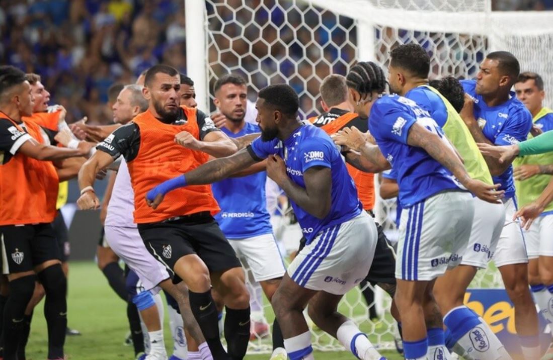 Bentrokan para pemain di laga Cruzeiro vs Atletico Mineiro.